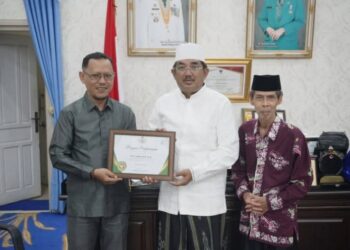 Bupati Tanjabbar Terima Piagam Penghargaan Baznas Awards 2025