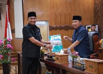 Mewakili Bupati, Sekda  Tanjabbar Hadiri Rapat Paripurna Penyampaian Nota Ranperda APBD Tahun Anggaran 2026