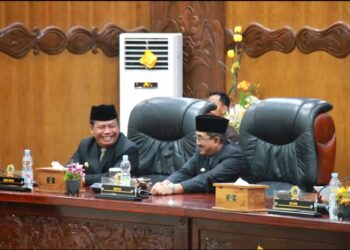 Bupati Didampingi Wakil Bupati Tanjabbar Hadiri Rapat Paripurna Istimewa PAW DPRD Tanjab Barat