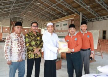 Bupati Tanjabbar Terima Hibah 40 Ton Beras dari Bea Cukai untuk Pondok Pesantren di Tanjab Barat