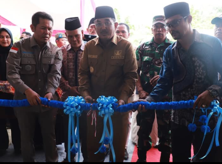 Bupati Tanjabbar Resmikan Koperasi Desa Merah Putih Pertama di Dusun Mudo