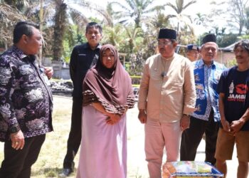 Bupati Tanjabbar  Tinjau Lokasi Kebakaran di Desa Purwodadi, Serahkan Bantuan untuk Korban