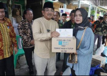 Bupati Tanjabbar Salurkan Bantuan untuk Korban Kebakaran di Tungkal III
