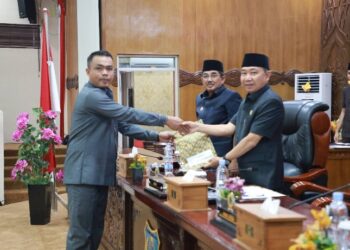 Bupati Tanjabbar  Hadiri Rapat Paripurna Kedua,Agenda Penyampaian Pemandangan Umum Anggota DPRD terhadap Ranperda Perubahan APBD 2025