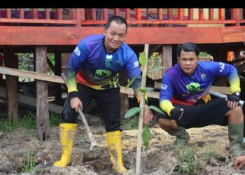 Peringati Hari Pohon Nasional Tahun 2025, Kapolres Tanjabbar Bersama Seluruh  Jajaran Polsek  Lancarkan Aksi Tanam  Pohon Serentak