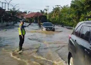 Air Sungai Merlung Meluap, Menggenangi Jalinsum KM 120,Polisi Siapkan Skema Pengalihan Arus Balik Nataru
