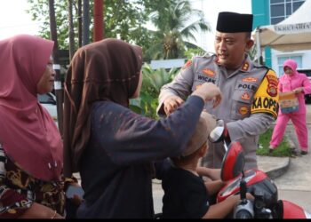 Kapolres Tanjabbar Bersama Bhayangkari Gelar Bagikan Takjil Kepada Masyarakat,jelang Buka Puasa