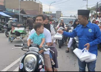 Jum’at Berkah Berbagi,IWO Tanjabbar Tebar Ratusan Takjil dan Santuni Yatim Piatu  Di Kuala Tungkal