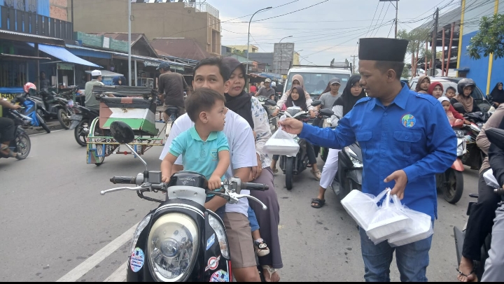 Jum’at Berkah Berbagi,IWO Tanjabbar Tebar Ratusan Takjil dan Santuni Yatim Piatu Di Kuala Tungkal