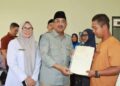 Bupati Tanjabbar Serahkan 71 Sertifikat Tanah Konsolidasi Kepada Warga Teluk Nilau