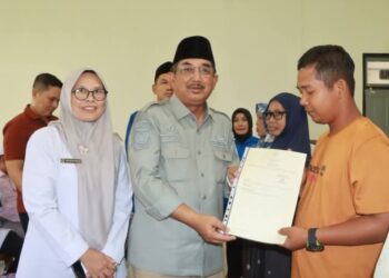 Bupati Tanjabbar Serahkan 71 Sertifikat Tanah Konsolidasi Kepada Warga Teluk Nilau