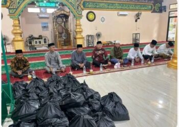 Ketua DPRD Tanjabbar Hadiri Acara Buka Puasa Bersama Warga,Ini Disambili Berbagi Sembako