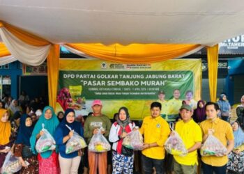 DPD Partai Golkar Gelar Pasar Sembako Murah Ditinjau Ketua Komisi ll DPRD Tanjabbar, Syufrayogi Syaiful:Warga Antusias Ramai Belanja Bahan Pokok Terjangkau