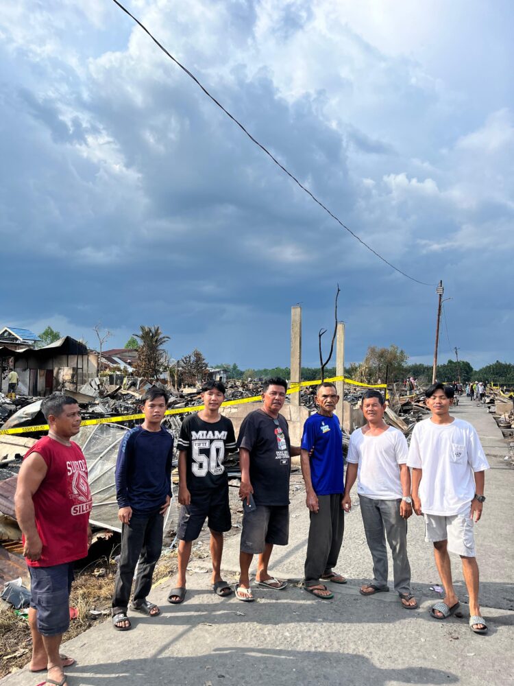 Bersama Masyarakat RT 013 Sungai Saren,Solidaritas Peduli Bantu Pakaian  Layak Dan Makanan Mie Instan Ke Korban Kebakaran Teluk Nilau