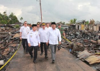 Bupati Dan Wabup Tanjabbar Bersama Gubernur Jambi  Tinjau Lokasi Kebakaran Serta Serahkan Bantuan di Teluk Nilau