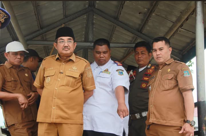 Respons Cepat,Bupati Tanjabbar Tinjau Dermaga Apung Ambruk di Tanjung Senjulang,Perbaikan Segera Dilakukan