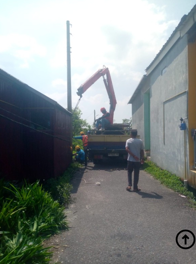 Yoyo Ucapkan Terima Kasih Kepada Pihak PLN Menurunkan Tim Pemelihara Jaringan,Tiang Listrik Miring Sudah Dipindahkan