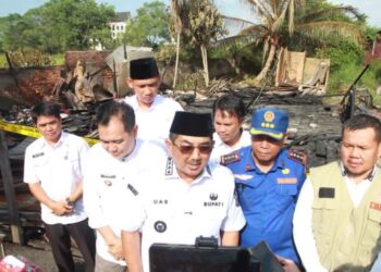 Lepas Tinjau TPA, Bupati Tanjabbar Langsung juga Tinjau lokasi Kebakaran RT 01 Jalan Namira Sekaligus Salurkan Bantuan Ke Korban Kebakaran