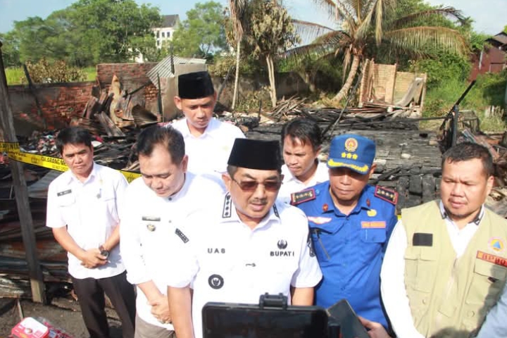 Lepas Tinjau TPA, Bupati Tanjabbar Langsung juga Tinjau lokasi Kebakaran RT 01 Jalan Namira Sekaligus Salurkan Bantuan Ke Korban Kebakaran
