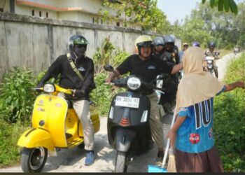 Bupati Tanjabbar Gelar Aksi Sosial Blusukan Naik Vespa, Bagikan 100 Sembako untuk Warga Kurang Mampu