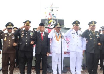 Polres Tanjabbar Gelar Upacara Detik-Detik Proklamasi HUT RI ke-81 Diatas Kapal Di Alur Sungai Pengabuan,Libatkan Puluhan Kapal