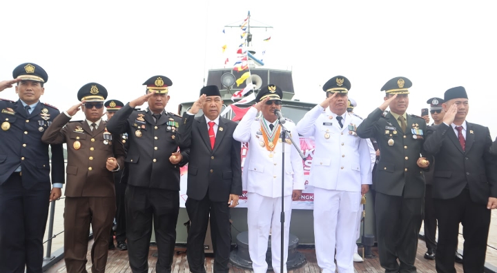 Polres Tanjabbar Gelar Upacara Detik-Detik Proklamasi HUT RI ke-81 Diatas Kapal Di Alur Sungai Pengabuan,Libatkan Puluhan Kapal