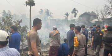 Gerak Cepat Polisi Tangani Kebakaran,8 Unit Rumah Warga  Hangus Dilalap Api Di Tanjabbar