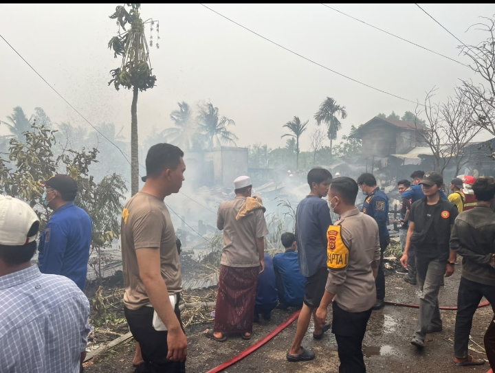 Gerak Cepat Polisi Tangani Kebakaran,8 Unit Rumah Warga Hangus Dilalap Api Di Tanjabbar
